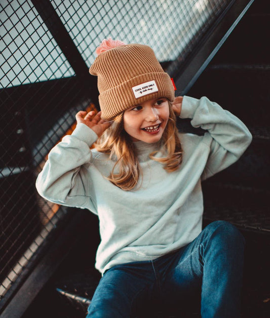 Fille avec bonnet à pompon Color Block Macaroon – look décontracté – Hello Hossy