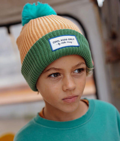 Bonnet enfant camel vert pompon étiquette brodée Cool Kids Hello Hossy