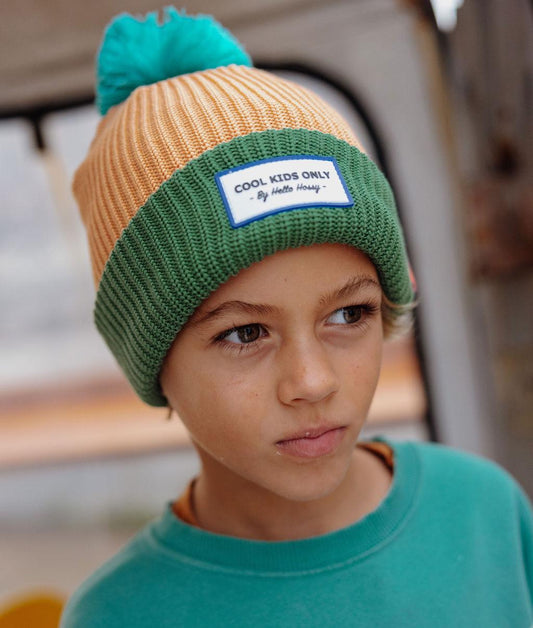 Bonnet enfant camel vert pompon étiquette brodée Cool Kids Hello Hossy