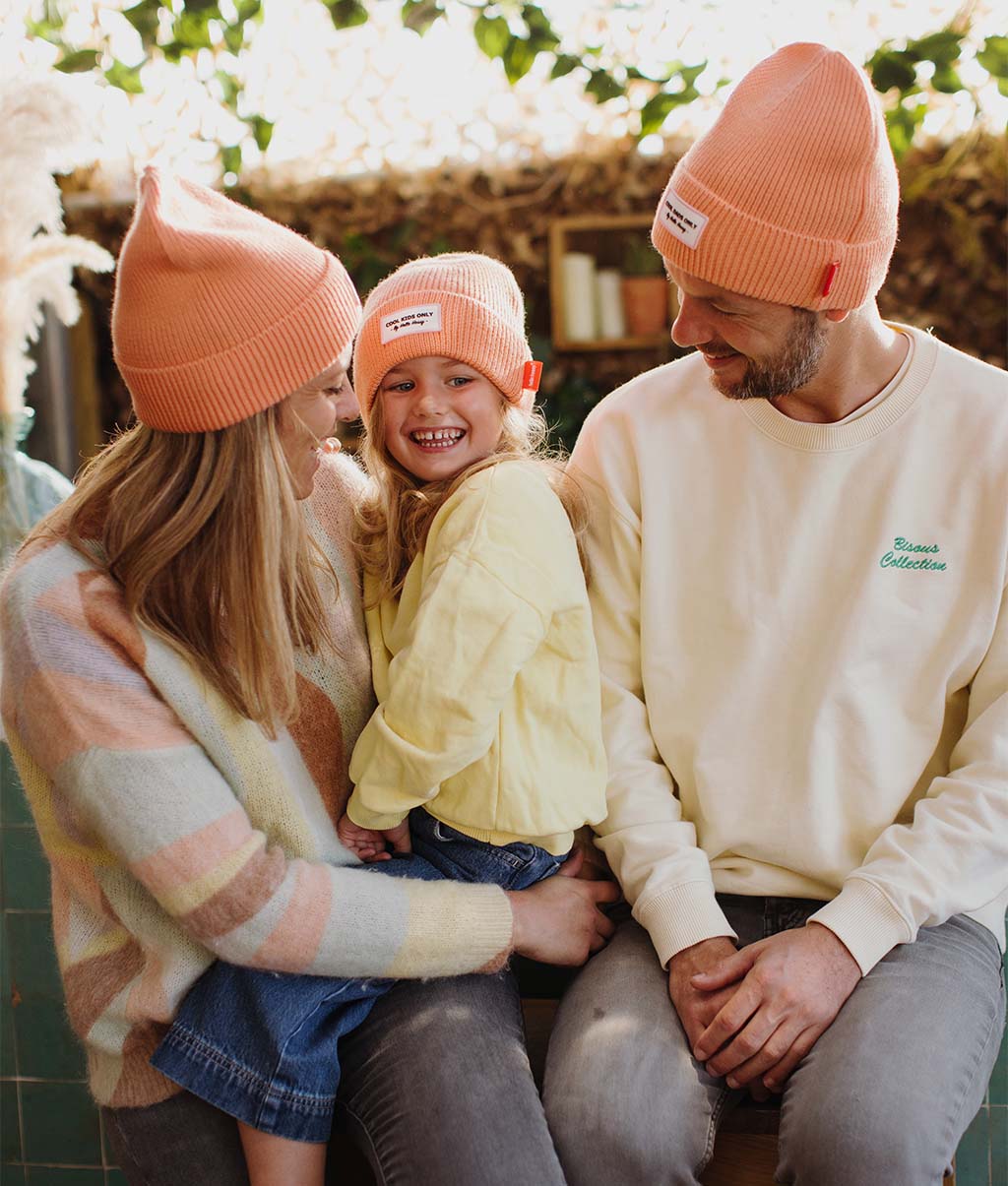 Bonnet coloré Parents-Enfants Pop Apricot, maille douce et fine, laine, sans pompon, dès 9 mois, Cool Kids Only !