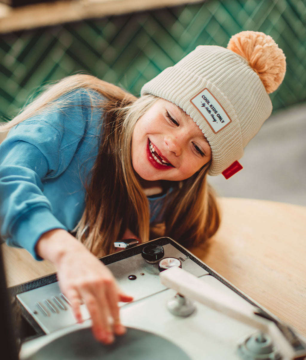 Bonnet Enfants Color Block Sandy, avec pompon, doublure polaire, coton biologique, dès 9 mois, Cool Kids Only !