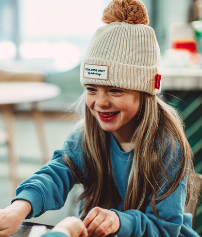 Bonnet Enfants Color Block Sandy, avec pompon, doublure polaire, coton biologique, dès 9 mois, Cool Kids Only !