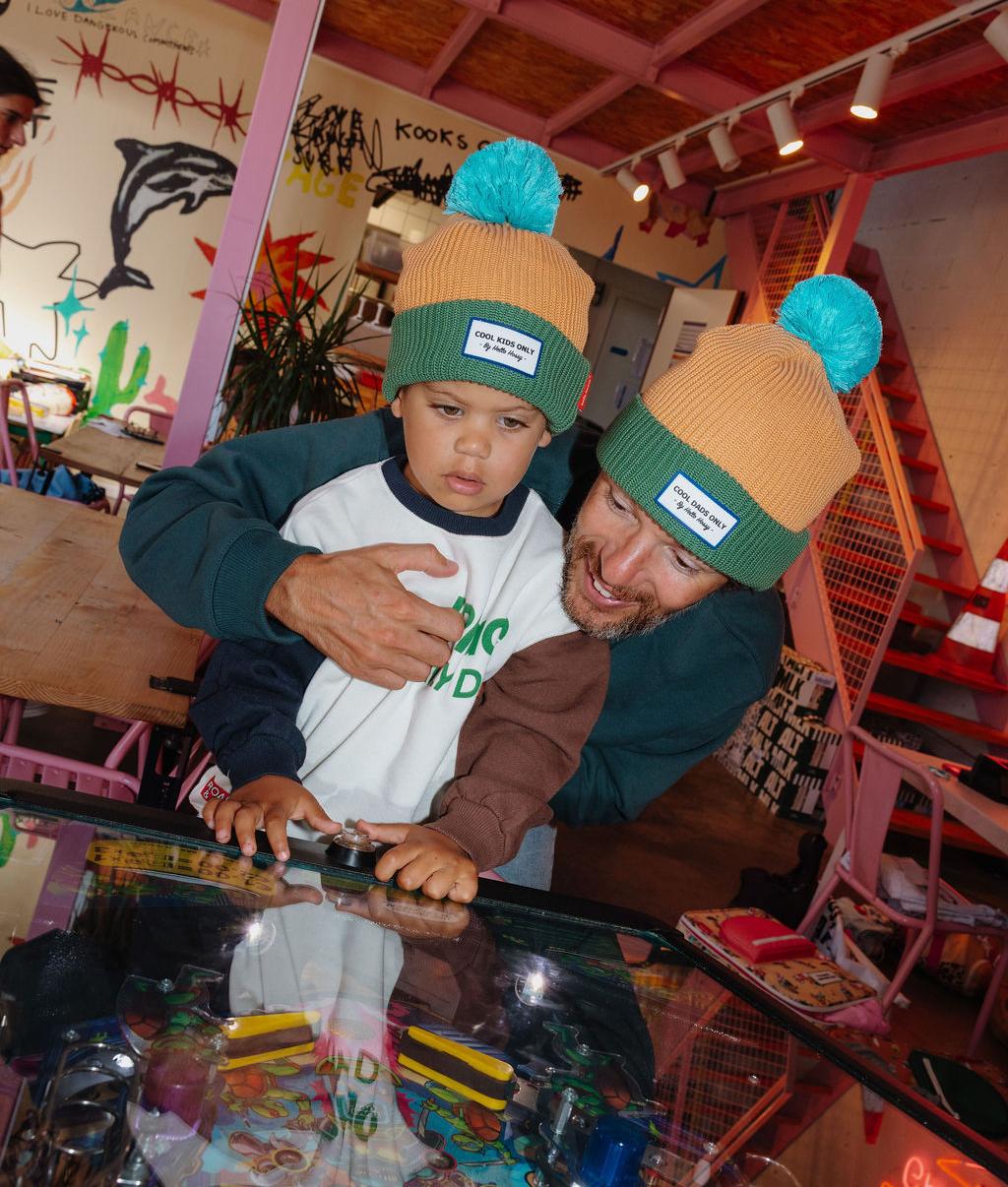Bonnet enfant camel bord vert pompon bleu avec papa Hello Hossy