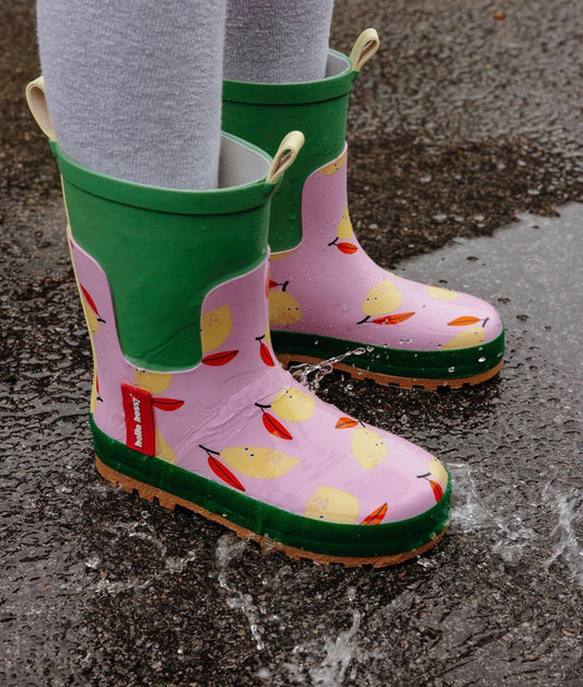 Enfant portant les bottes de pluie Lemony – vue de 3/4 – Hello Hossy