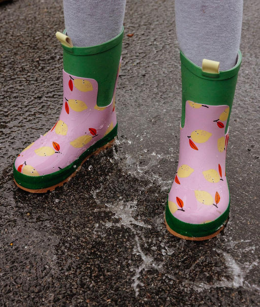 Bottes de pluie Lemony portées par un enfant - photo lifestyle - Hello Hossy