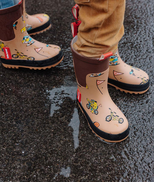 Duo d'enfants portant les bottes de pluie en caoutchouc Mascots Ride - photo lifestyle - Hello Hossy