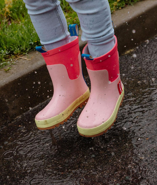 Enfant portant les bottes de pluie Pinkfly – vue de 3/4 – Hello Hossy