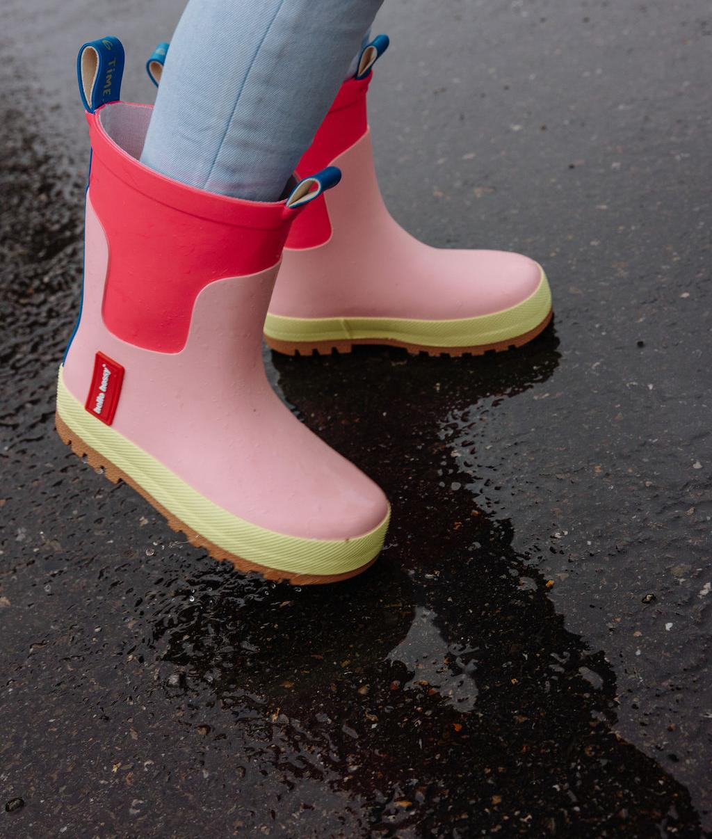 Bottes de pluie Lemony portées par un enfant - photo lifestyle - Hello Hossy
