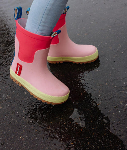 Bottes de pluie Lemony portées par un enfant - photo lifestyle - Hello Hossy