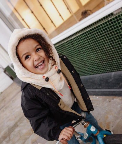 Cagoule en polaire Warmy Cream portée par une fille - photo lifestyle - Hello Hossy