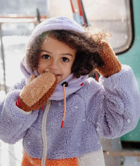 Fille portant la cagoule polaire Warmy Mauve - look hiver chaud - Hello Hossy
