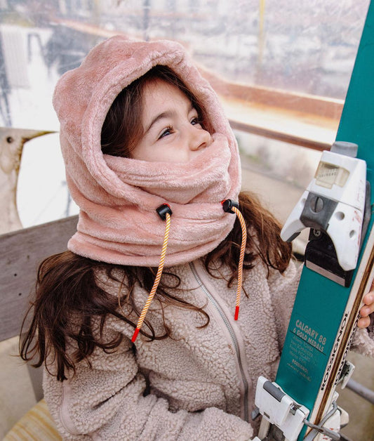 Cagoule en polaire Warmy Pink portée par une fille – look ski –  Hello Hossy