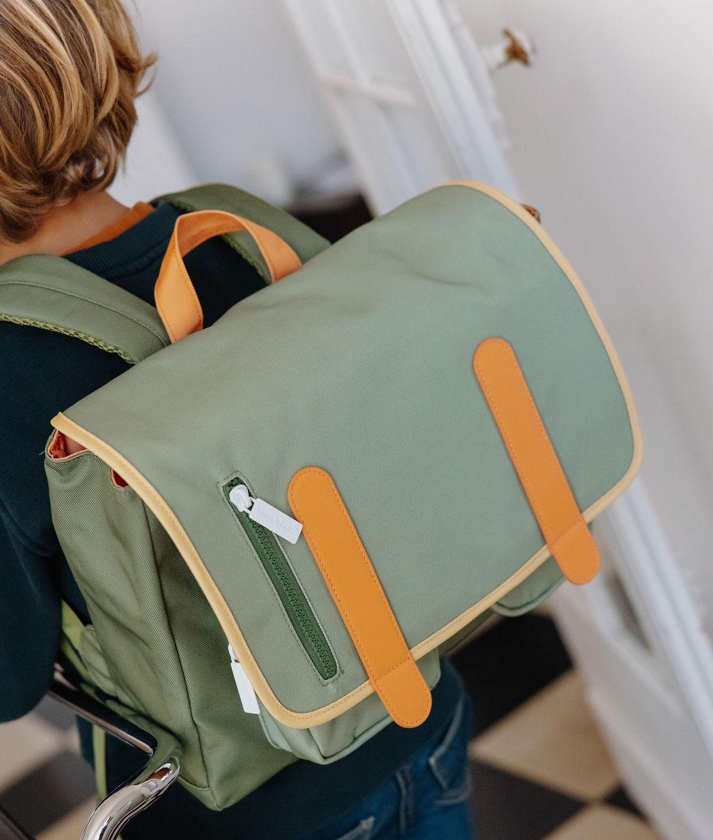 Cartable enfant vert détails camel poches fermetures Hello Hossy