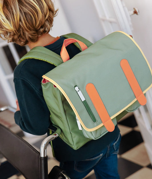 Cartable enfant vert détails orange poche zippée Hello Hossy