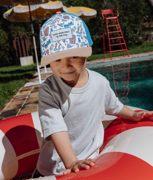 Casquette enfant trucker baseball filet bleu portée Hello Hossy