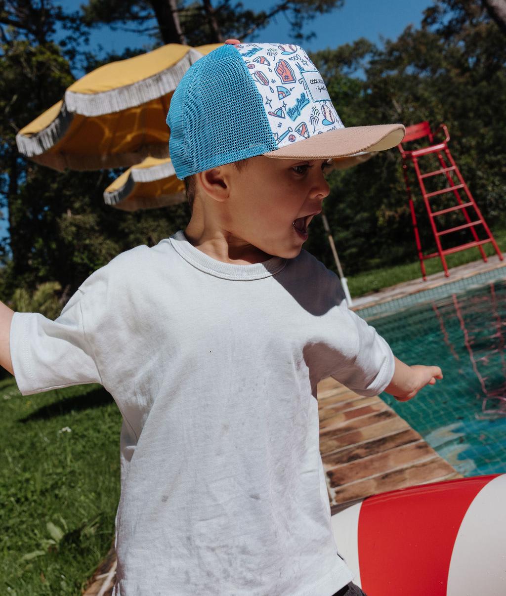 Casquette enfant trucker imprimé baseball visière beige portée Hello Hossy