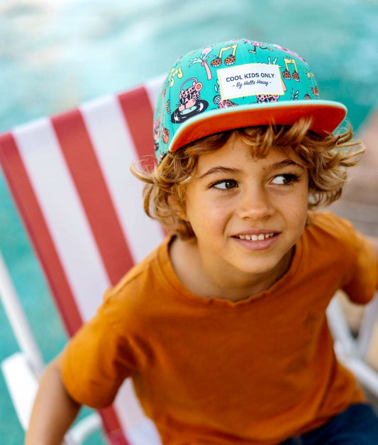 Casquette enfant verte imprimé illustré visière plate portée Hello Hossy