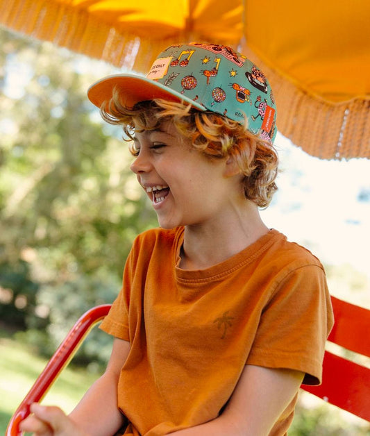 Casquette enfant verte à motifs colorés portée Hello Hossy