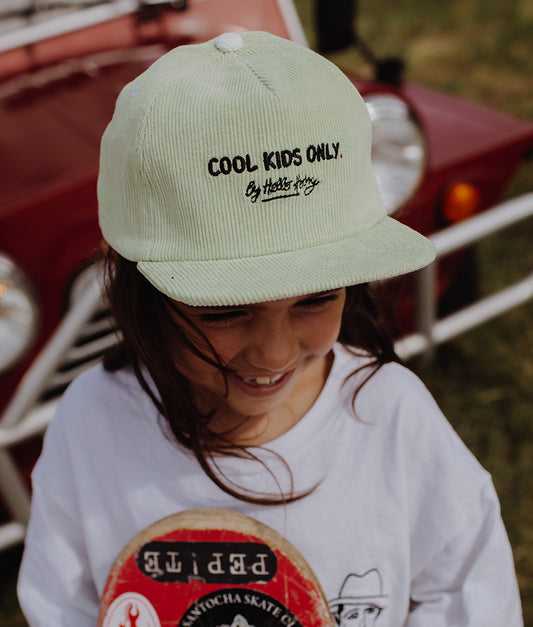 Casquette Enfants Mini Kiwi, visière plate, velours, certifiée Oeko-Tex, dès 9 mois, Cool Kids Only !