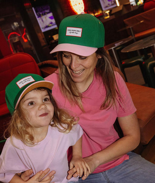 Casquette verte portée par une maman et son enfant Hello Hossy