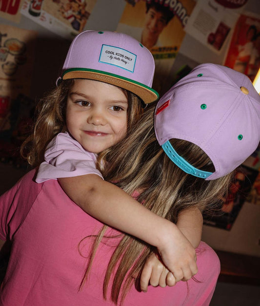 Casquette rose visière verte portée par un enfant et sa maman Hello Hossy