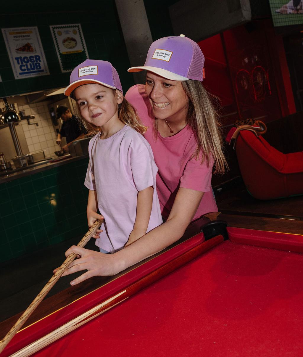 Casquette violette filet rose portée par une maman et son enfant Hello Hossy