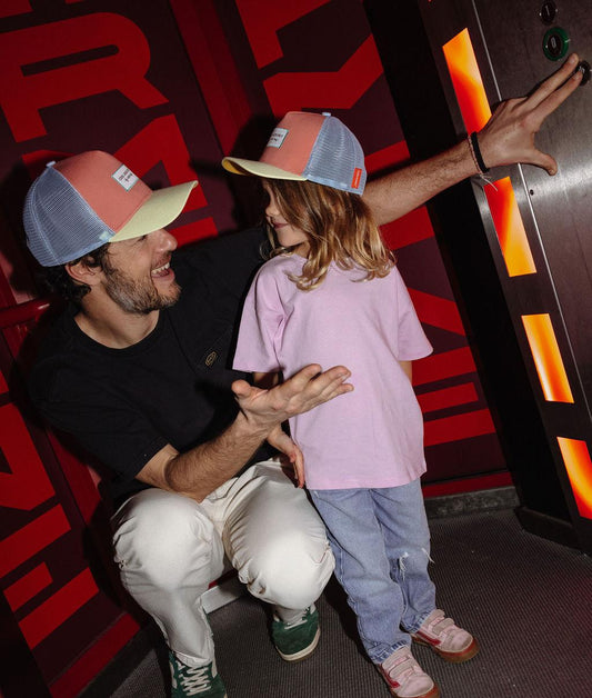 Casquette enfant trucker orange et bleu clair portée par un papa et son enfant Hello Hossy