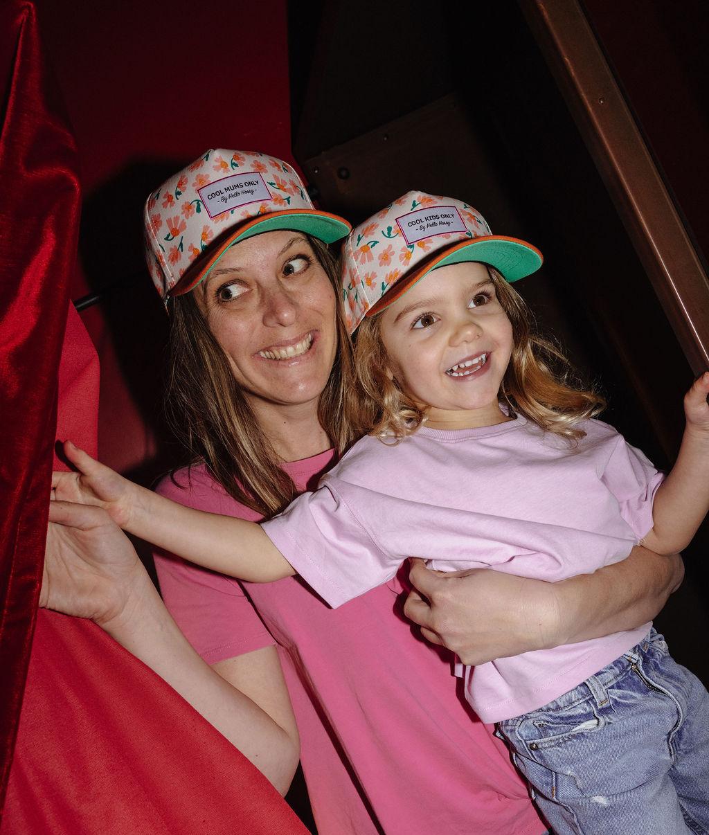 Casquette à fleurs portée par une maman et son enfant Hello Hossy