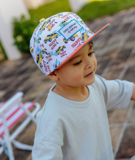 Casquette enfant à motif voitures colorées visière orange portée Hello Hossy