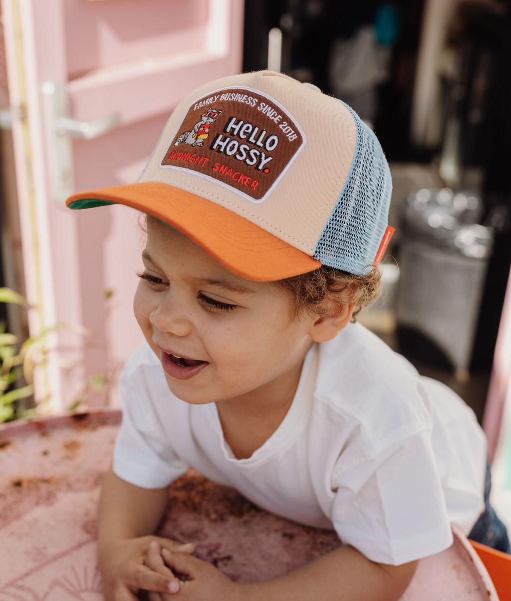 Enfant portant casquette beige orange filet bleu patch Hello Hossy