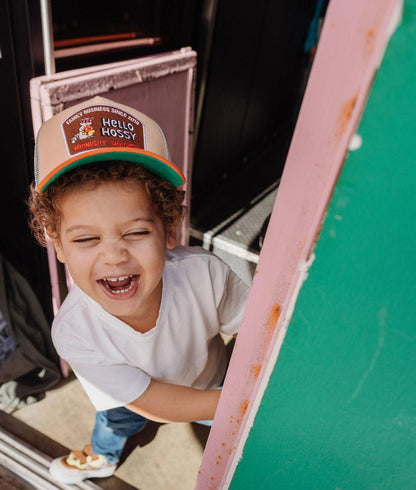 Casquette enfant beige visière courbée patch Hello Hossy