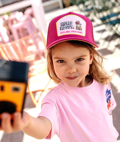 Enfant portant casquette fuchsia visière courbée Hello Hossy