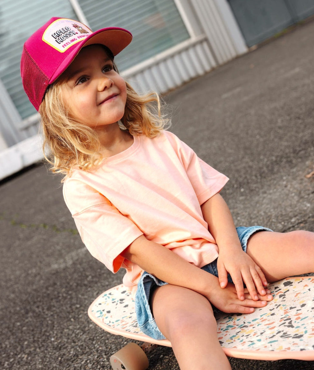 Enfant portant la casquette fuchsia visière courbée patch chien Hello Hossy