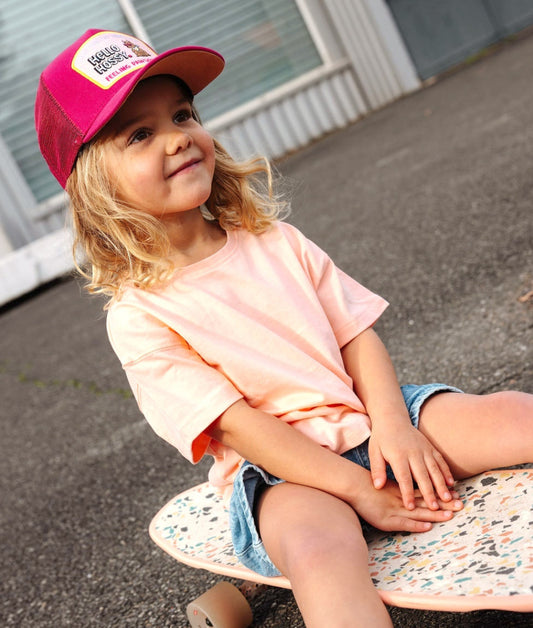 Enfant portant la casquette fuchsia visière courbée patch chien Hello Hossy