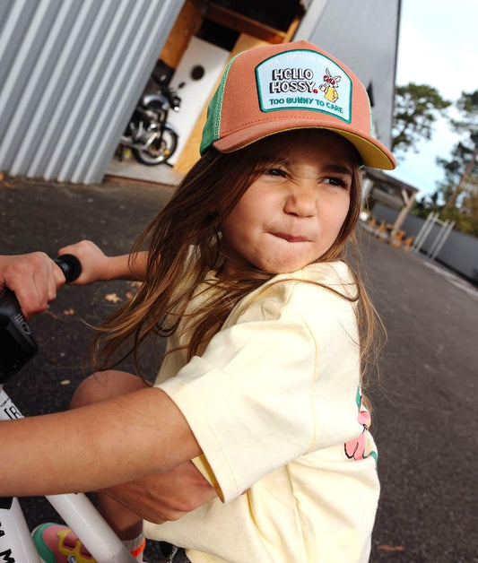 Casquette trucker enfant marron vert visière courbée patch lapin Hello Hossy