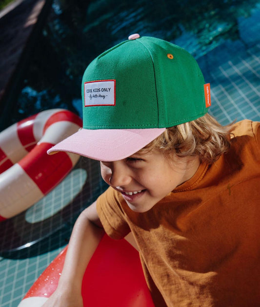 Casquette enfant verte et rose portée Hello Hossy