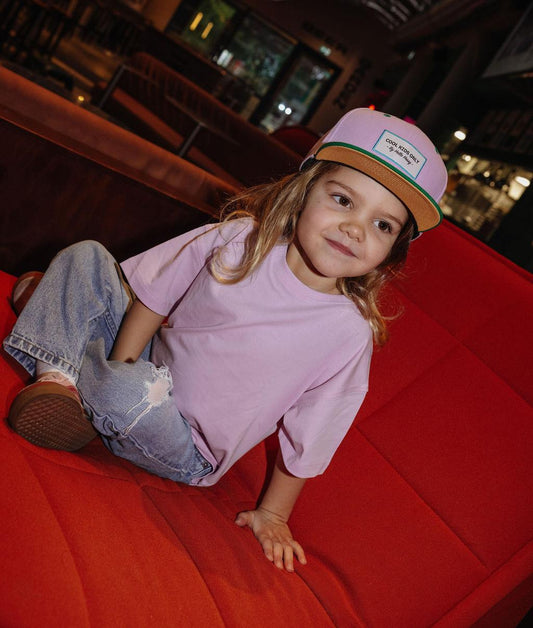 Casquette enfant rose visière verte visière plate portée Hello Hossy