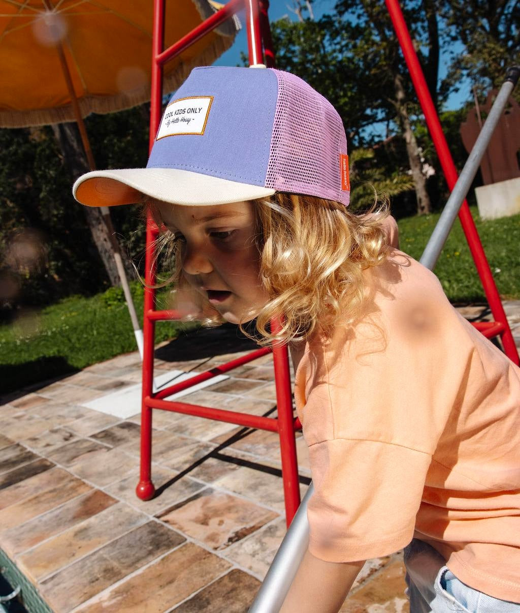 Casquette enfant violette filet rose visière beige portée Hello Hossy