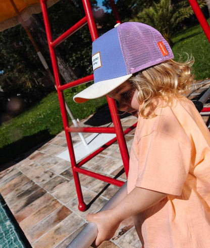 Casquette enfant violette trucker visière beige portée Hello Hossy