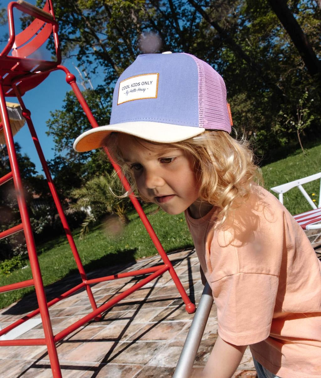 Casquette trucker enfant violette visière beige portée Hello Hossy