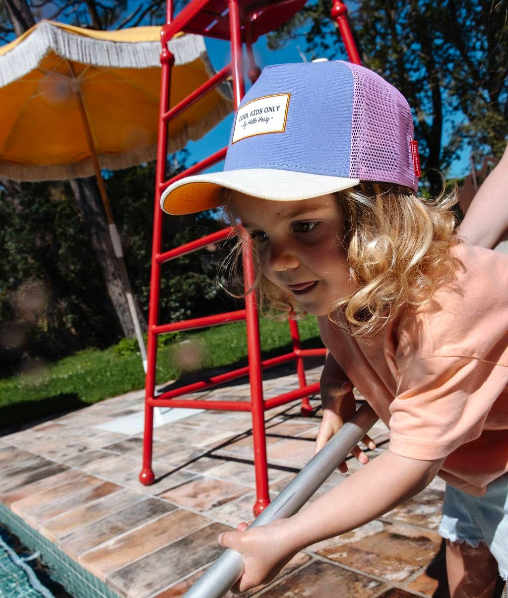 Casquette enfant trucker violette visière beige portée Hello Hossy
