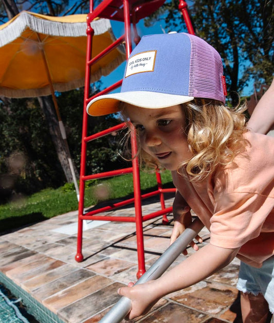 Casquette enfant trucker violette visière beige portée Hello Hossy