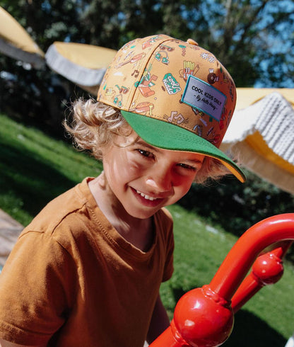 Casquette enfant camel imprimé musique visière verte broderie Cool Kids Only Hello Hossy