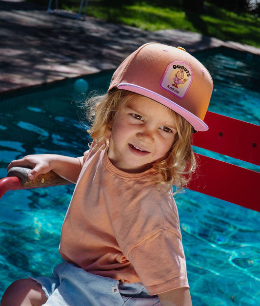 Casquette enfant orange rose patch donuts visière plate portée Hello Hossy
