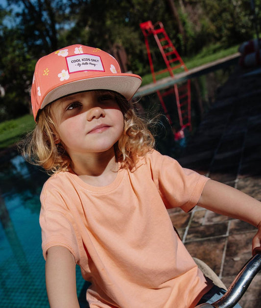 Casquette enfant corail à fleurs blanches visière plate Hello Hossy