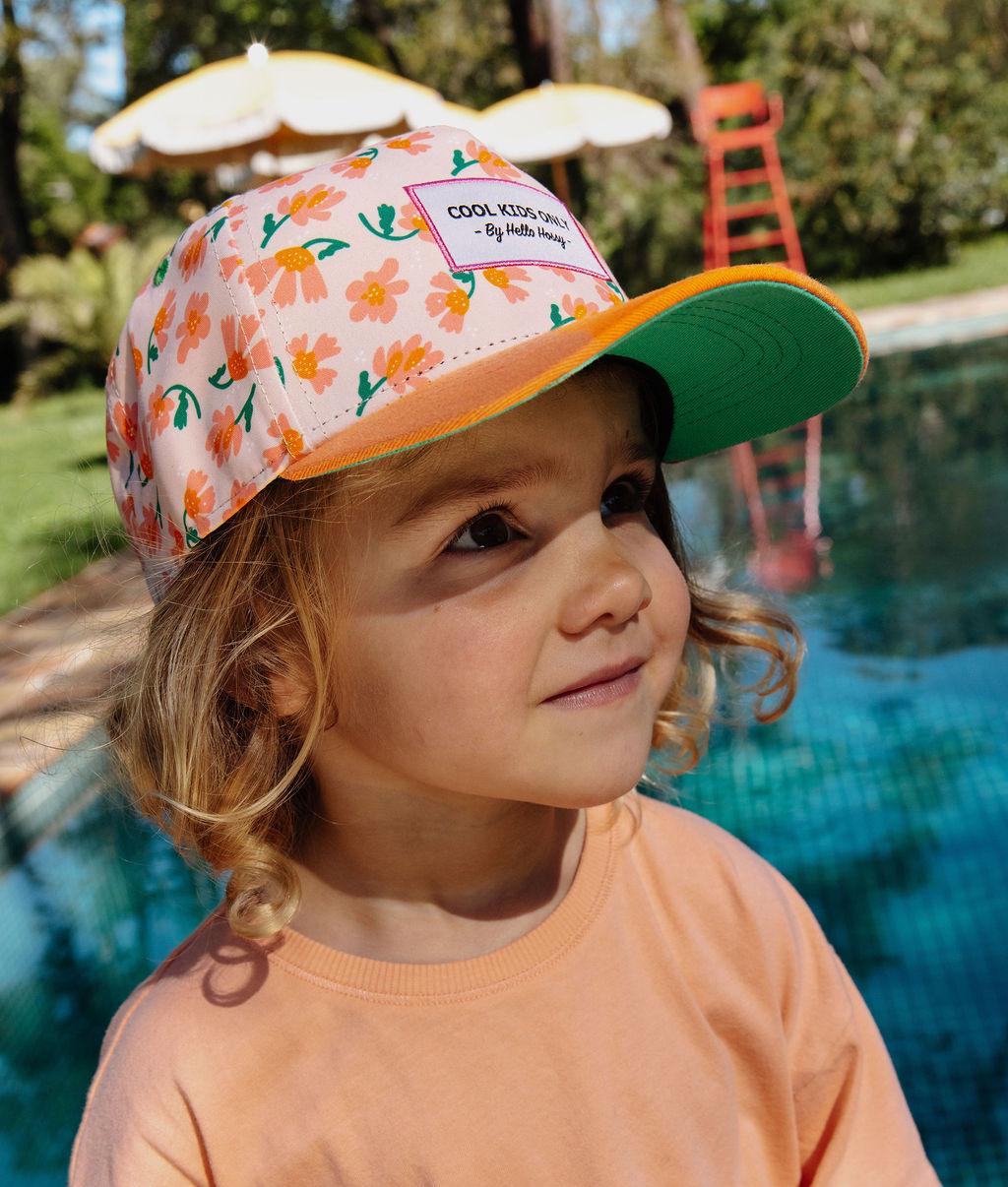 Casquette enfant crème à fleurs visière orange portée Hello Hossy
