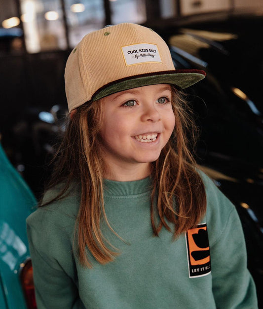 Casquette velours beige Sweet Almond portée par une fille – vue de 3/4 – photo lifestyle – Hello Hossy