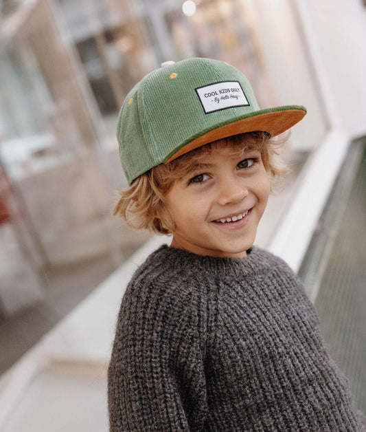 Casquette velours verte Sweet Kiwi portée par un garçon – vue de 3/4 – photo lifestyle – Hello Hossy