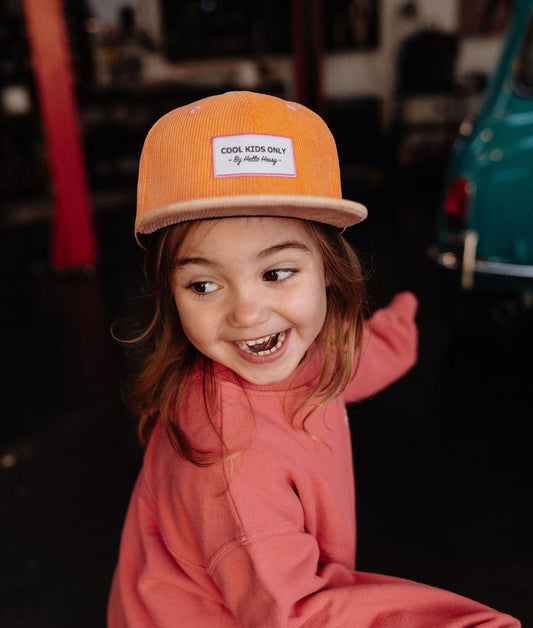 Fille de face portant la casquette velours orange Sweet Mandarine – photo lifestyle – Hello Hossy