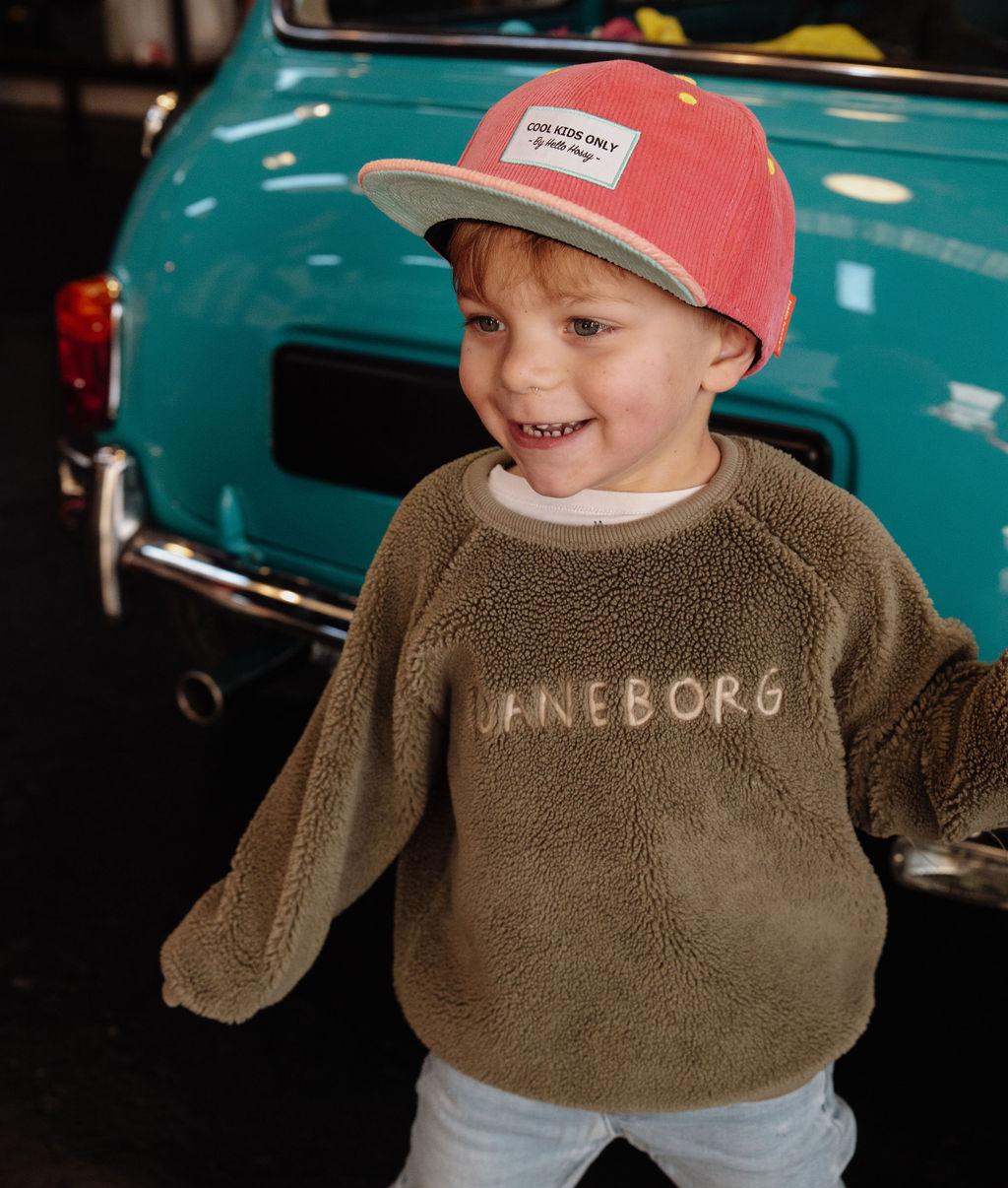 Enfant portant la casquette velours rose Sweet Pitaya – look casual – Hello Hossy
